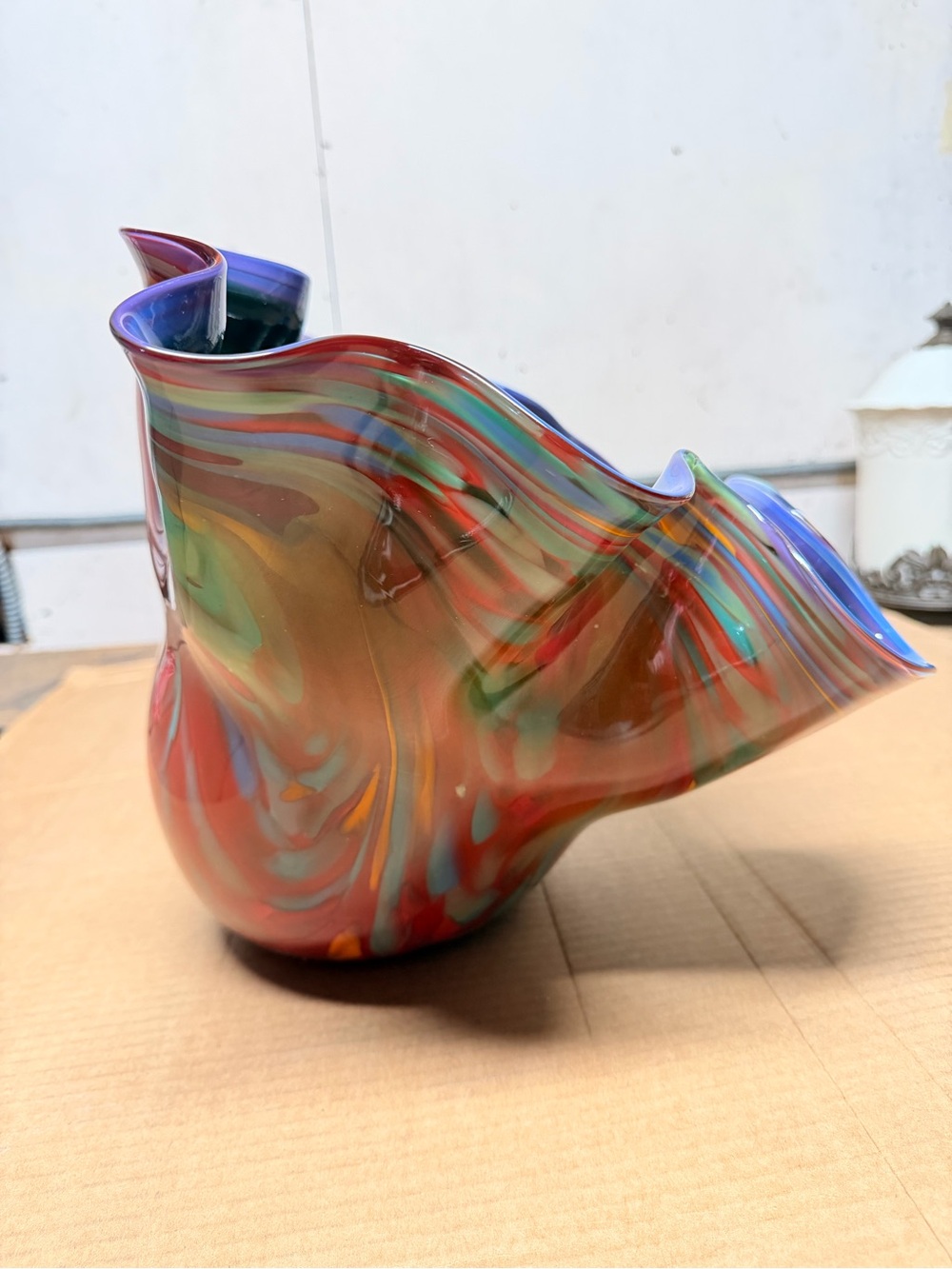 Huge 15” signed The Glass Hive Oregon Hand Blown Ruffled Ribbon Art Glass Bowl - Picture 2 of 16